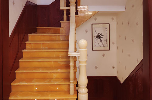盘县中式别墅室内汉白玉石楼梯的定制安装装饰效果